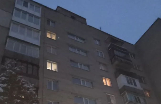 У Луцьку чоловік хотів вистрибнути з вікна: його врятували (відео)