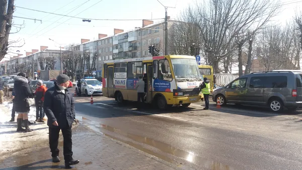 У Луцьку біля школи маршрутка проїхалася дівчинці по голові, – очевидці (фото, оновлено)