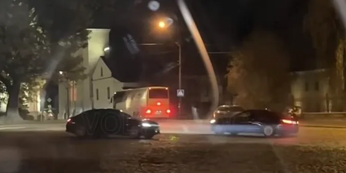 У Луцьку дві «бехи» дрифтували біля замку (відео)