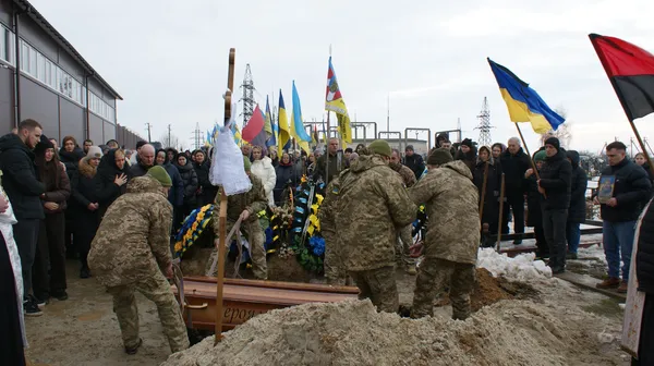 «Віддав своє життя і завдяки йому всі вціліли»: у Рожищі провели в останню путь Анатолія Репша (фото)