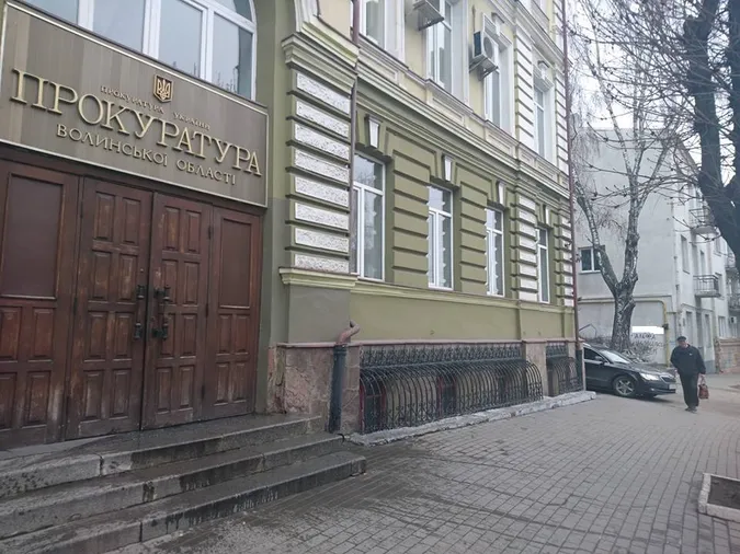 У поліції під носом: у центрі Луцька рекламують наркотики (фото)