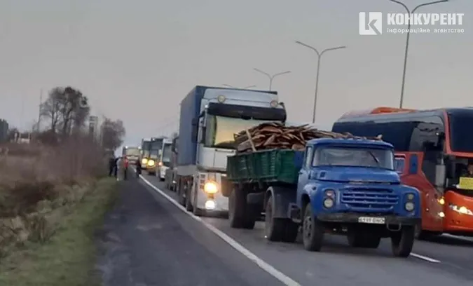 Під Луцьком заблокували дорогу на в'їзд: кожну автівку перевіряють з собаками (оновлено)