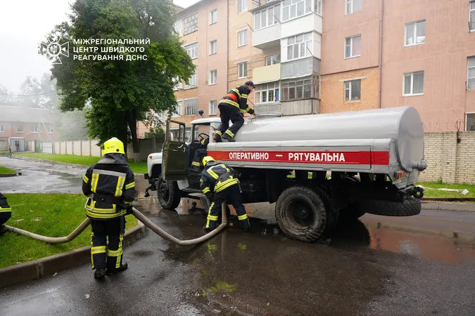 Понад 16 годин приборкували масштабну пожежу на підприємстві в Ромнах (відео)