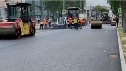 У Луцьку на Волі  почали вкладати асфальт (фото, відео)