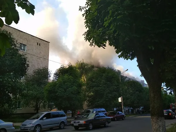 У Луцьку горить житловий будинок (фото, відео, оновлюється)