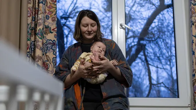 Народжувати в Україні: яке воно – материнство без світла та тепла під час війни (фото)