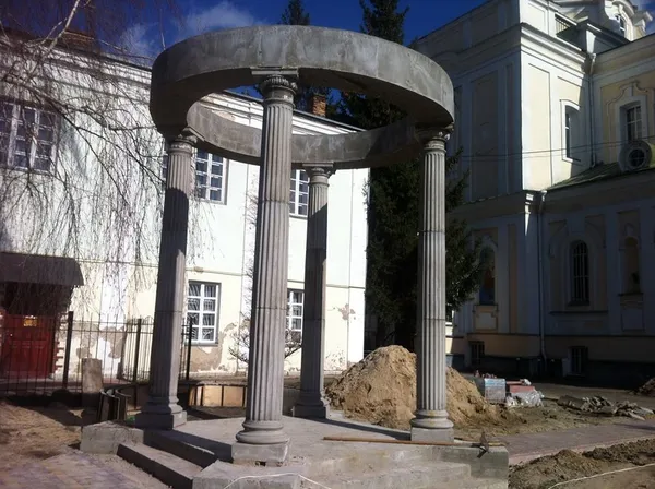 У Луцьку біля собору і кладовища встановлюють альтанку  (фото)