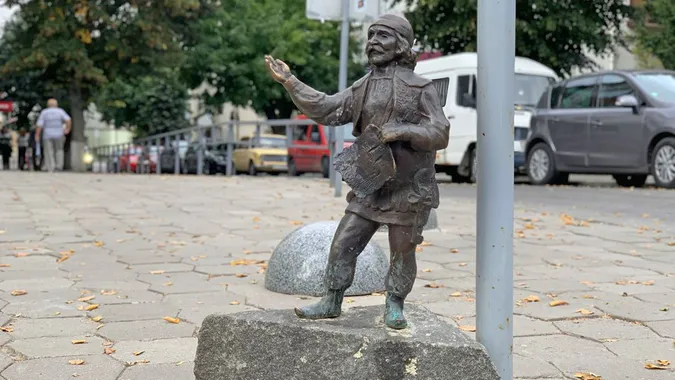 Повернули на місце: у Луцьку перевстановили викраденого кликуна