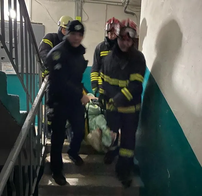 У Луцьку відкрили двері квартири, де перебувала хвора жінка (фото)