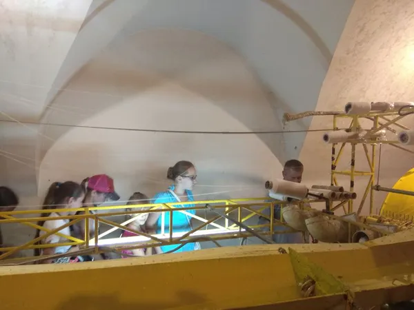 Луцький мінізавод, де лише один працівник, за день виготовляє 50 тисяч свічок (фото)