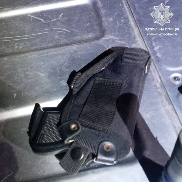 У Луцьку вулицею розгулював чоловік з наркотиками й пістолетом (фото)