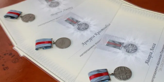 На Волині волонтерам з Латвії вручили відзнаки «За оборону України» (фото)
