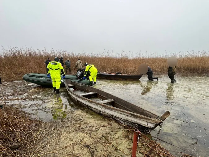 На Волині рятувальники визволили рибалок, які застрягли з пробитим човном посеред озера (фото)
