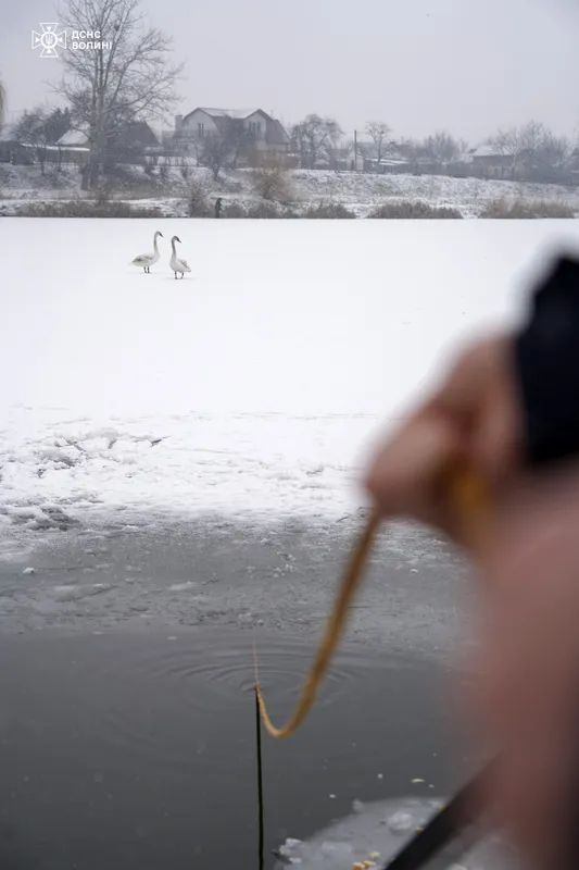 У Луцьку до рибалок на Теремнівських ставках завітали водолази (фото)