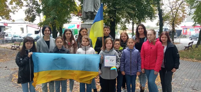У центрі Рожища діти співали і зібрали на ЗСУ більше 8 тисяч гривень