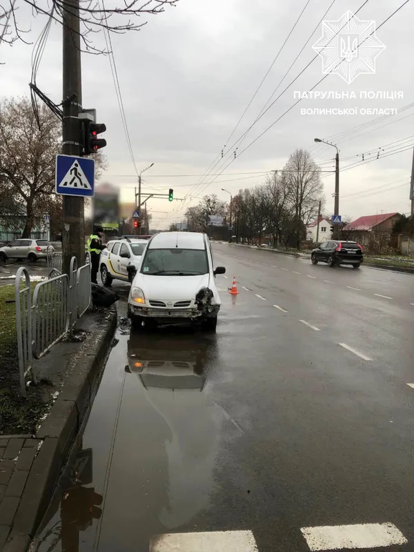 У Луцьку Nissan на швидкості влетів в огорожу (фото, відео)