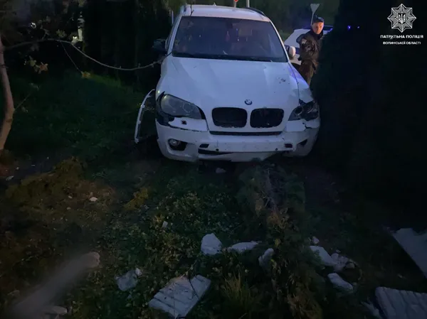 У Луцьку п'яний на BMW зніс паркан біля будинку (фото)