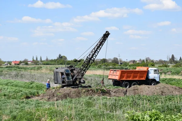 Щоб не смерділо: з очисних споруд «Луцькводоканала» почали вивозити мул (фото)