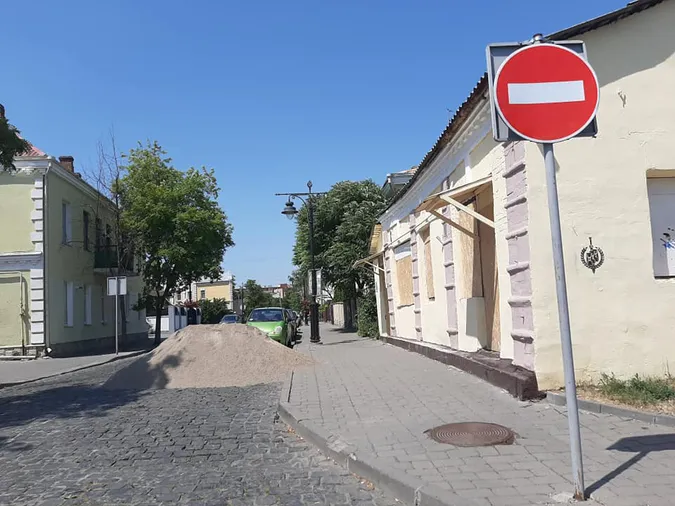 У Луцьку розпочали ремонт тротуарів у Старому місті (фото)