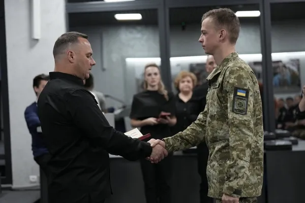 Врятували понад 20 життів під обстрілами: двоє бойових медиків із Волині отримали державні нагороди (фото)