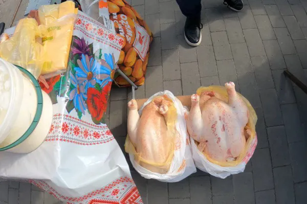 Дешевше, ніж у маркетах: за чим домашнім стоять у чергах на фермерському ринку біля «Торби» у Луцьку