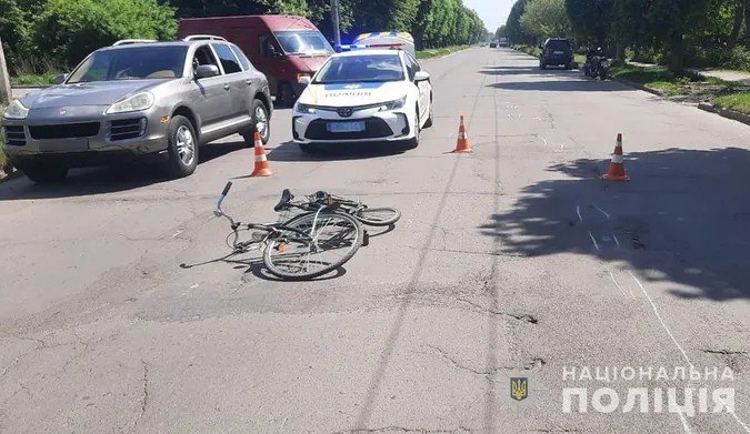У Луцьку мотоцикліст збив велосипедиста – той у реанімації (фото)