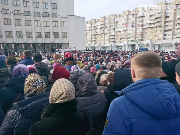 У Луцьку прихильники УПЦ (МП) просять захисту (фото, оновлюється)