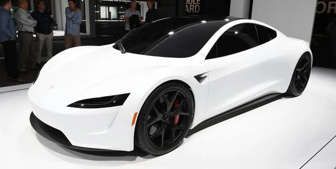 Акції Tesla здешевшали майже на 40%