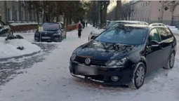 У Луцьку муніципали штрафують водіїв за паркування на тротуарі, але ті не здаються (фото)