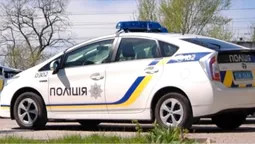 Не залишили в біді: луцькі патрульні допомогли водійці з несправним авто (відео)
