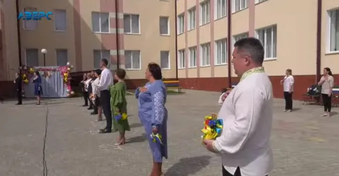 Із піснями і вальсом, але з дистанцією і онлайн: у Луцьку відбулося свято Останнього дзвоника (фото)