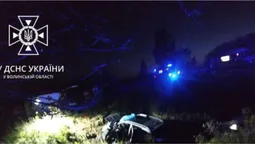 Nissan злетів у канаву під час обгону, троє людей – в лікарні: деталі ДТП біля Луцька (відео)