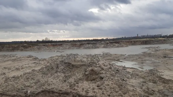 Відкрили кримінал: на Волині невідомі екскаваторами копали пісок (фото)