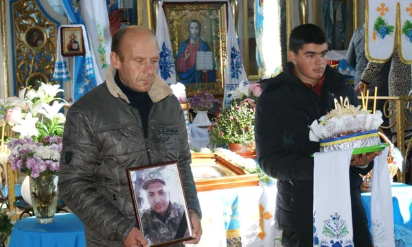 «Куди ж ти, сину, йдеш…»: Рожищенська громада провела в останню дорогу захисника Сергія Беня (фото)