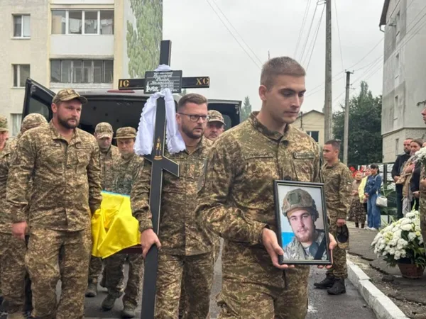 Навіки 22: на Волині в останню дорогу провели Героя Романа Григор'єва (фото)