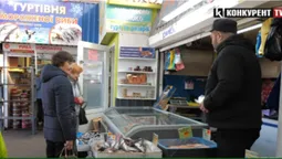 Жива та морожена риба: які ціни на ринках Луцька (відео)
