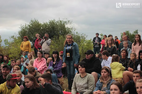 Пісні під гітару і вогонь до неба: як минув акустичний вечір на Бандерштаті (фото)