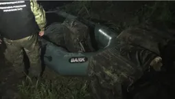На Волині біля кордону знайшли човен з 12-ма ящиками сигарет (фото)