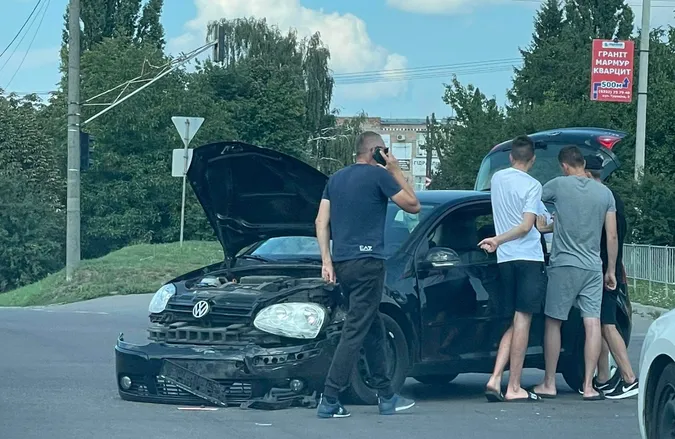 У Луцьку на Дубнівській легковик врізався в таксі (фото)