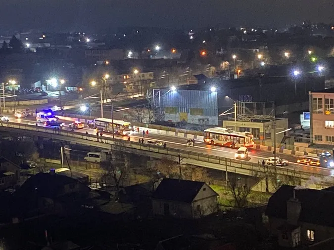На мосту на Рівненській у Луцьку авто збило дівчину: перші подробиці ДТП
