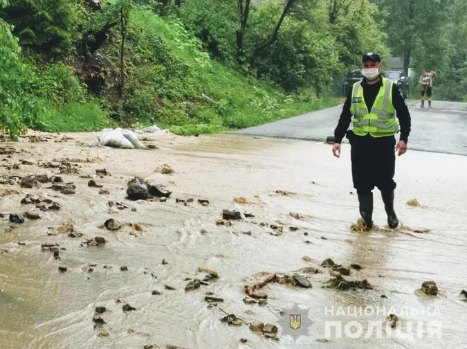 Негода в гірських районах: розмило дороги та мости, авто й городи у воді (ФОТО)