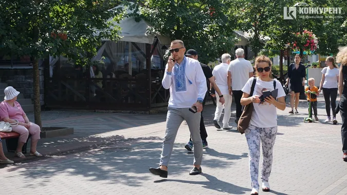 У День прапора лучани вбрались у сорочки, а будинки прикрасили стягами (фото)