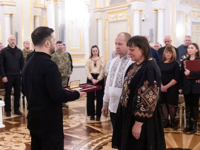 Президент вручив посмертну «Золоту Зірку» батькам Героя з Луцька Романа Самусіка