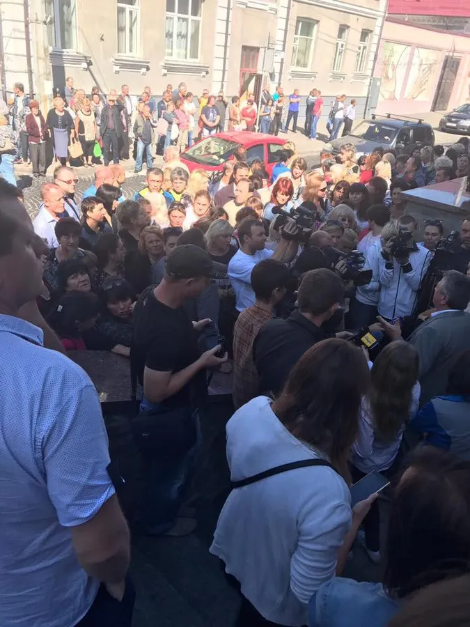 «Переглянути рішення!» – невдоволені підприємці зі Старого ринку заполонили залу Луцькради