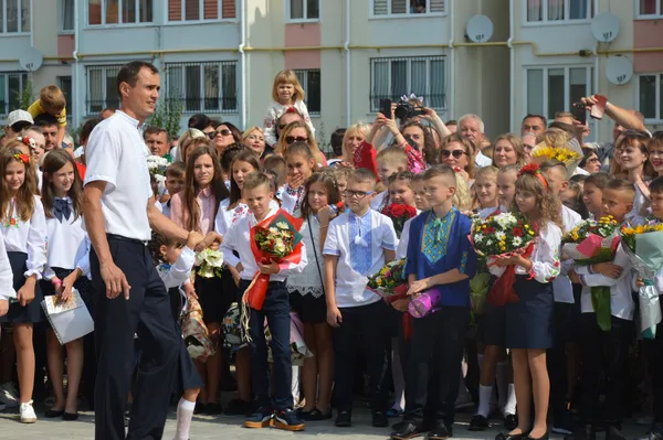 Кульки, танці та перший урок: у Луцьку відкрили школу № 27 (ФОТО)