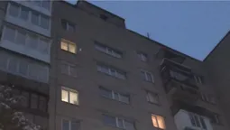 У Луцьку чоловік хотів вистрибнути з вікна: його врятували (відео)