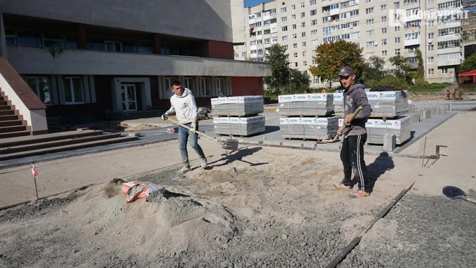 Робота кипить: як реконструюють площу перед РАЦСом у Луцьку (фото)