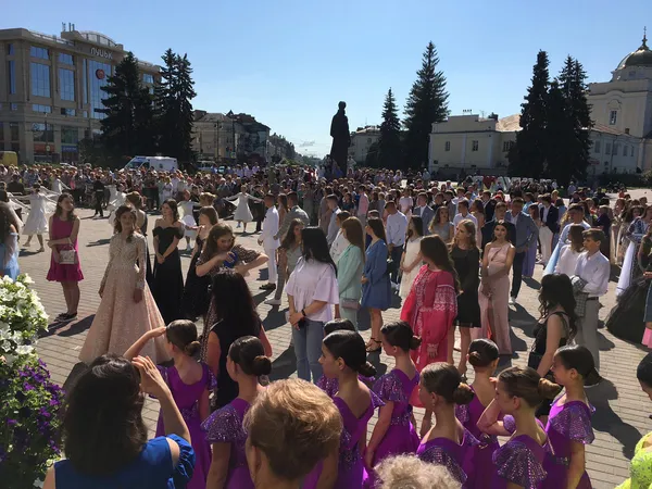 У центрі Луцька випускникам вручають медалі (фото, відео)