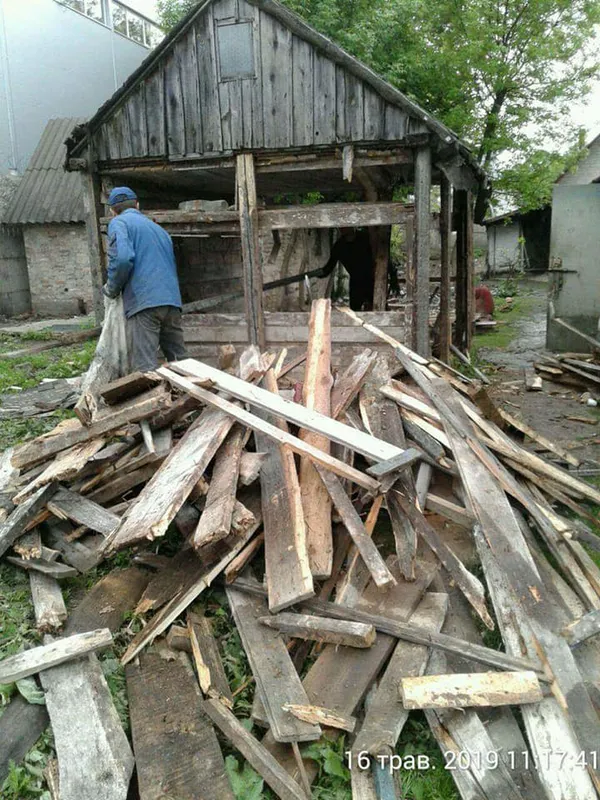 У Луцьку муніципали знесли сараї та вивезли сміття 10-річної давності (фото)
