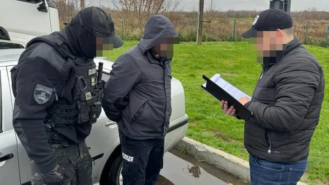 На Волині затримали правоохоронця, який переправляв чоловіків за кордон